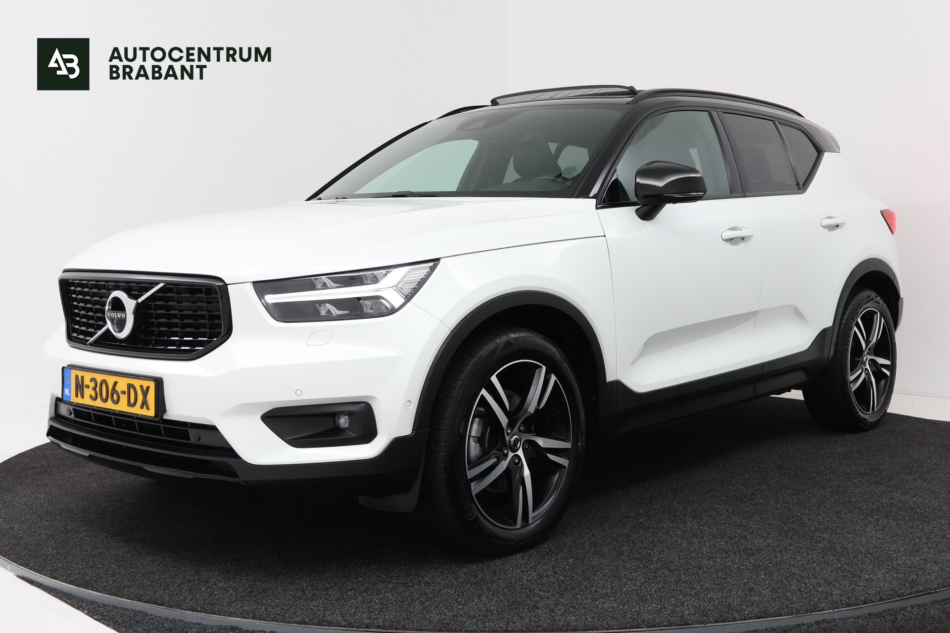 Volvo XC40 2.0 B4 Inscription (PANORAMADAK, TREKHAAK, STOEL/STUUR VERWARMING, CAMERA, PARKEERSENSOREN) 2021 - voorkant