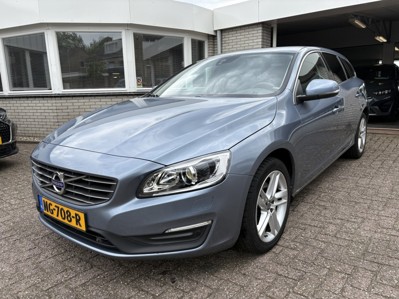 Volvo V60 1.5 T2 122pk Nordic+ AUTOMAAT 2017 - voorkant