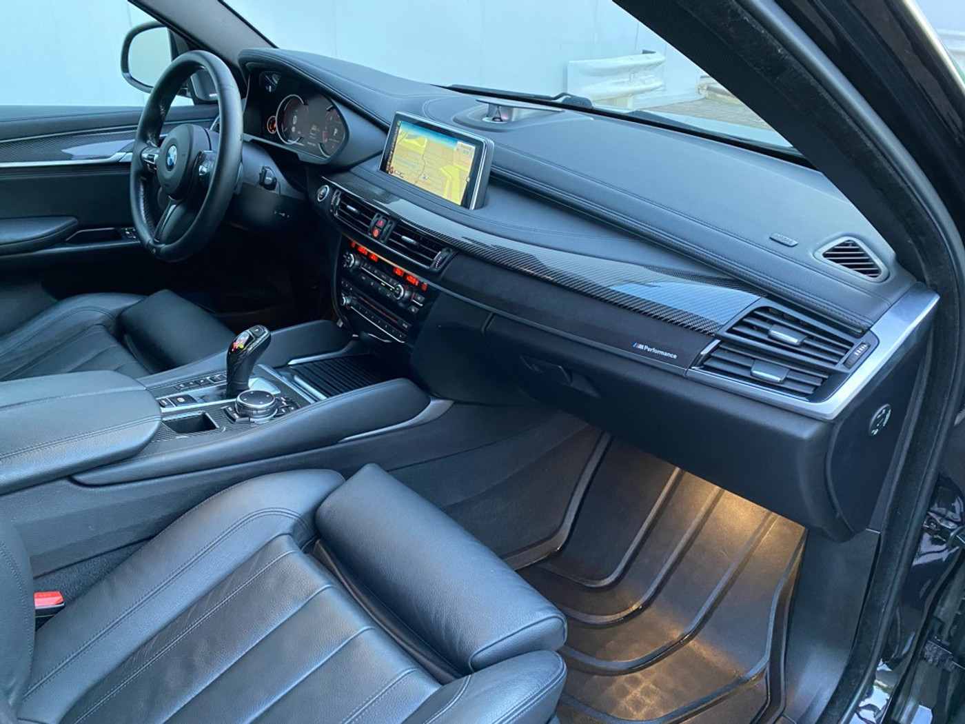 Foto van BMW X6 M50d