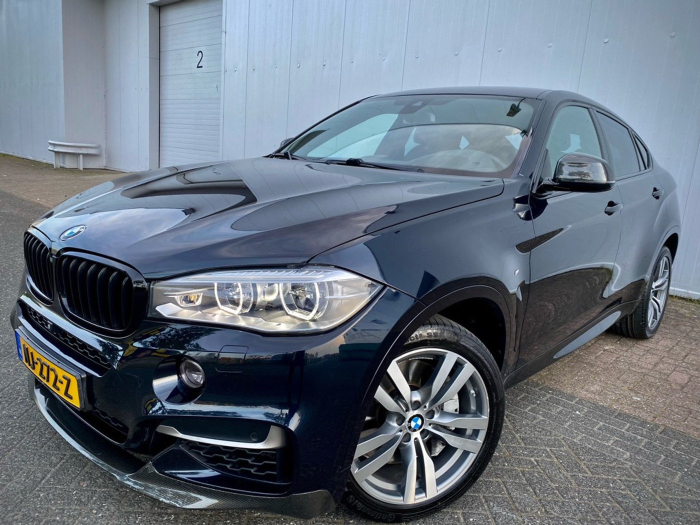 Foto van BMW X6 M50d