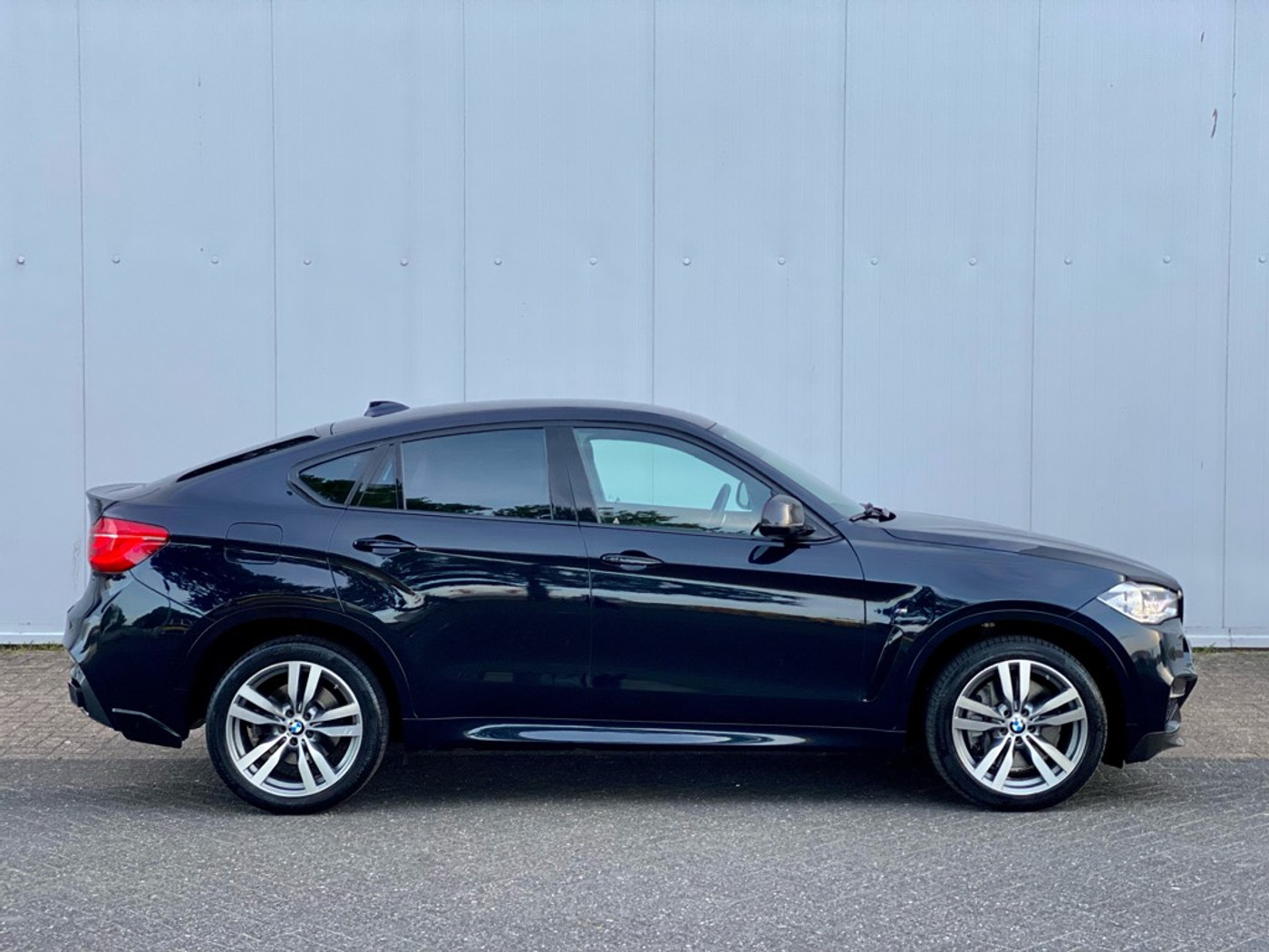 Foto van BMW X6 M50d