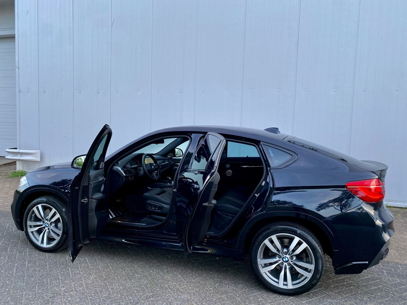 Foto van BMW X6 M50d