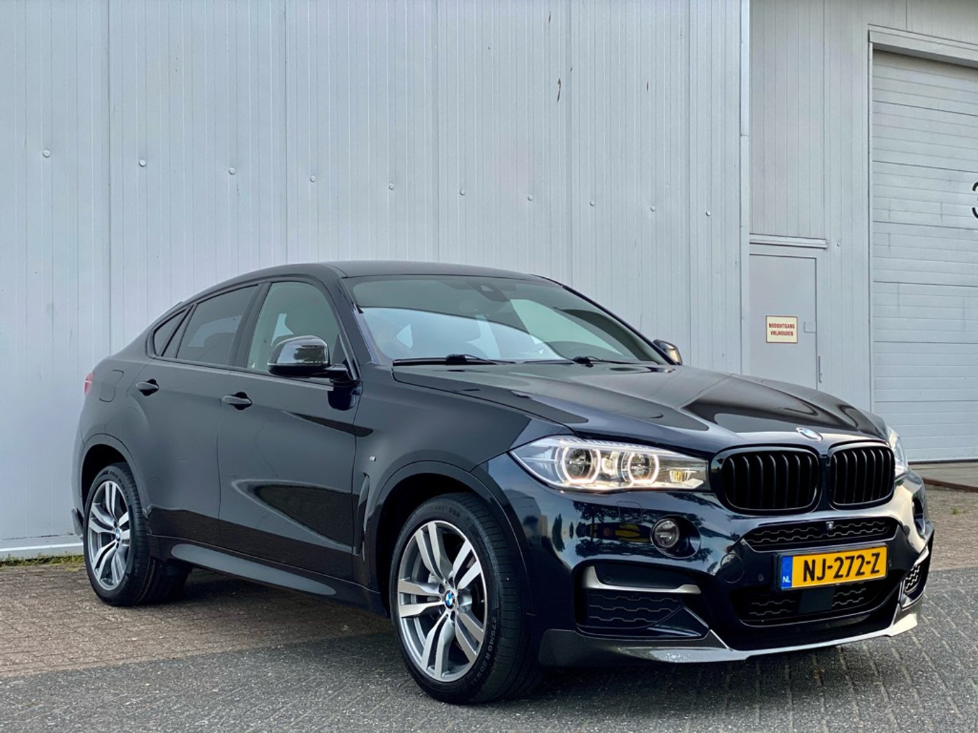 Foto van BMW X6 M50d