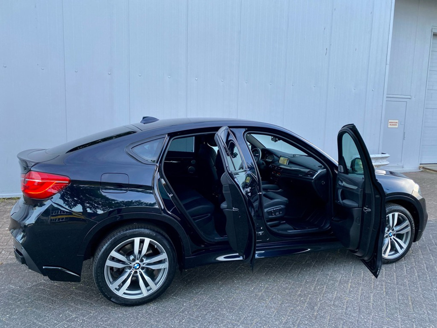 Foto van BMW X6 M50d