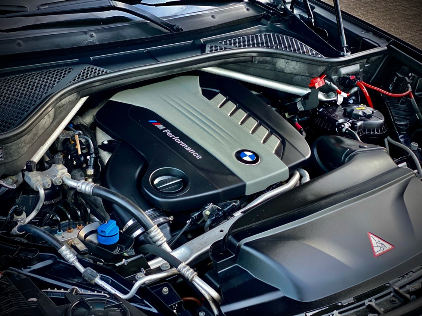 Foto van BMW X6 M50d