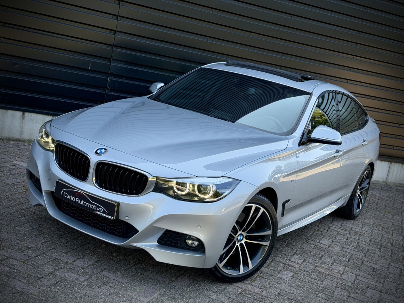 BMW 330i xDrive 330i xDrive M-SPORT PANO|H/K|KEYLESS|M STOEL 2017 - voorkant