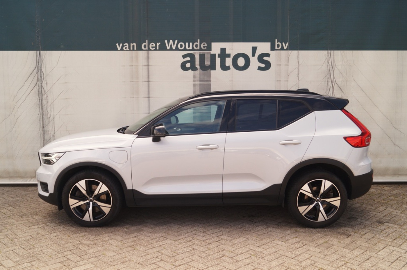 Volvo XC40 1.5 T4 Recharge R-Design -NAVI-ECC-CAM-LED- 2022 - voorkant