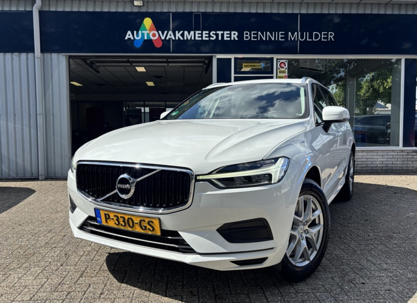 Volvo Xc60 2.0 T5 Momentum DEALER O.H. / CAMERA / LED 2018 - voorkant