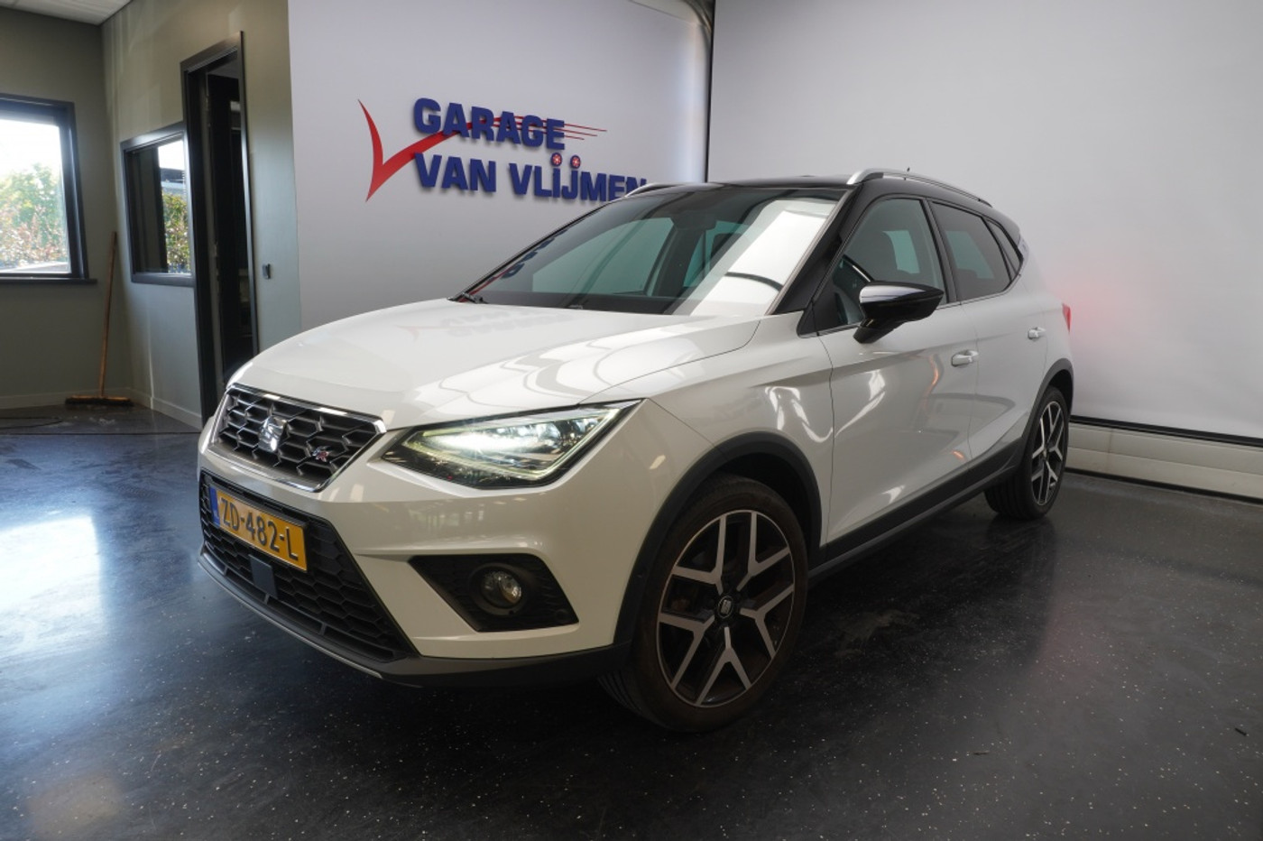 Seat Arona 1.5 TSI FR Business Intense Camera ACC Trekhaak LED 2019 - voorkant