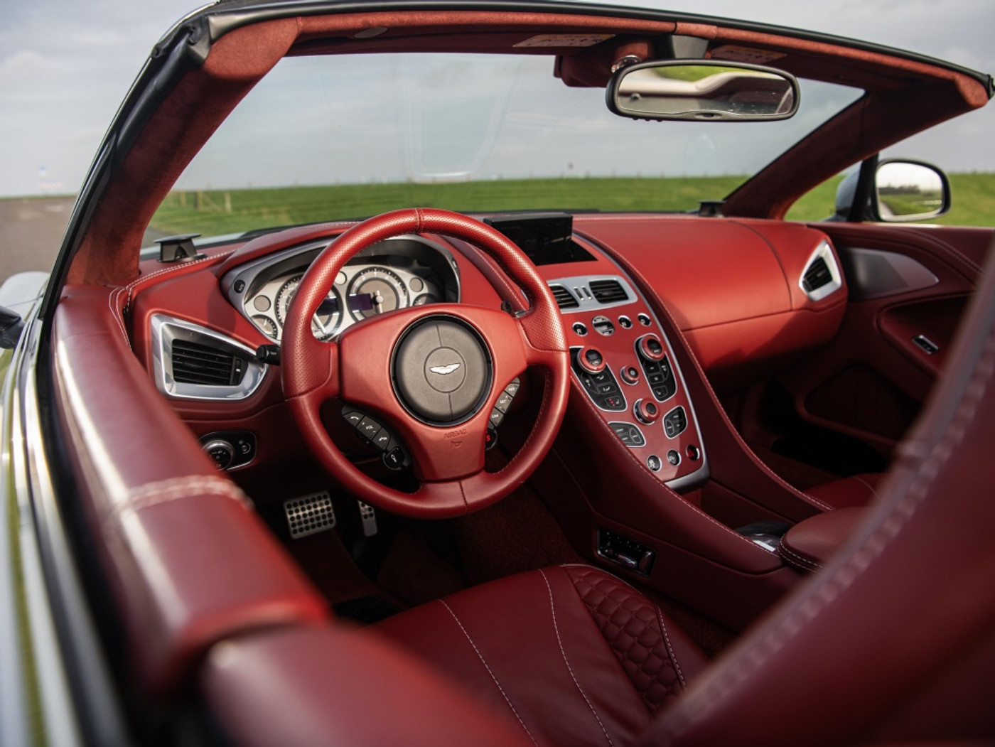 Foto van Aston Martin Vanquish Volante