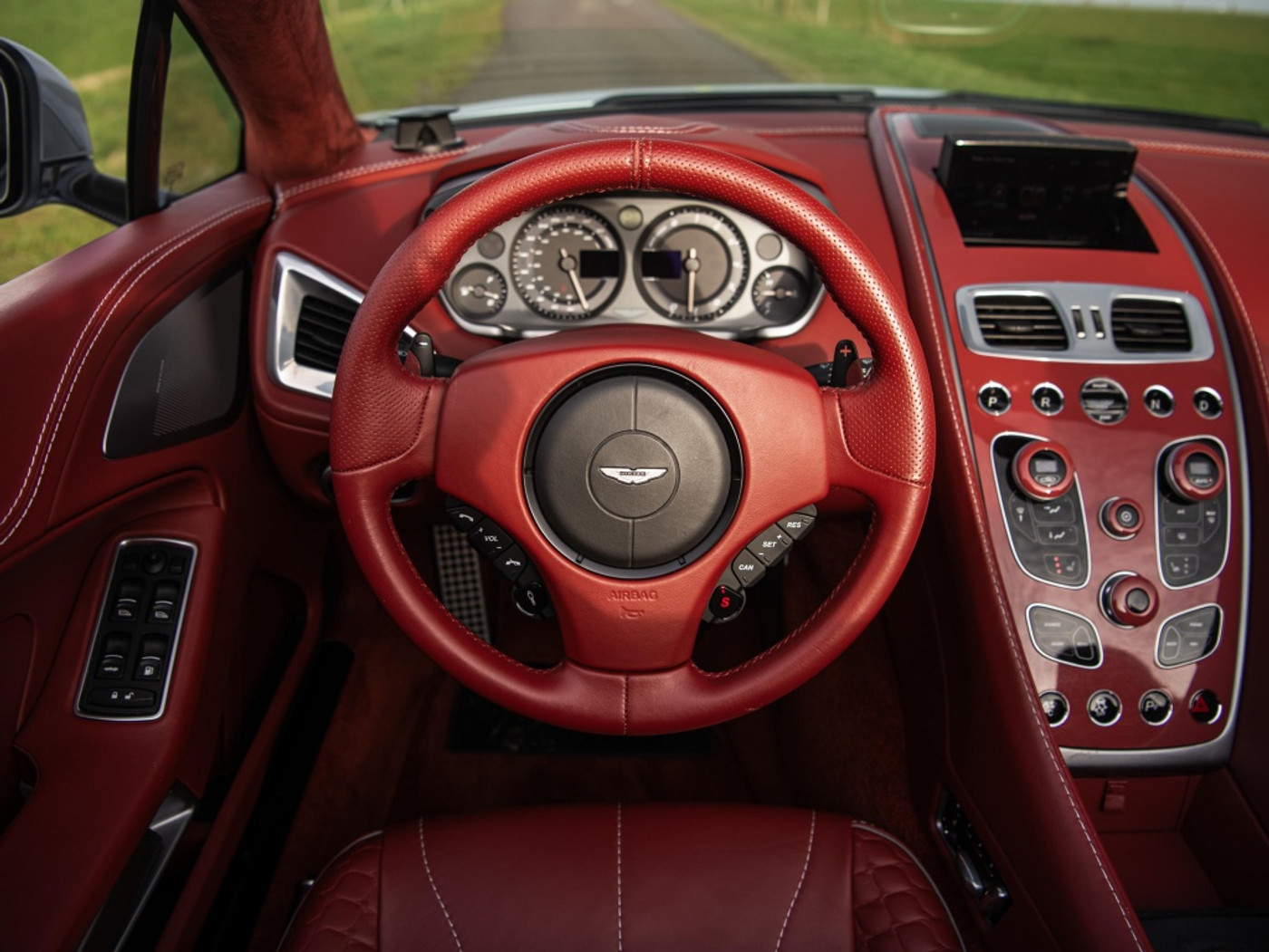 Foto van Aston Martin Vanquish Volante