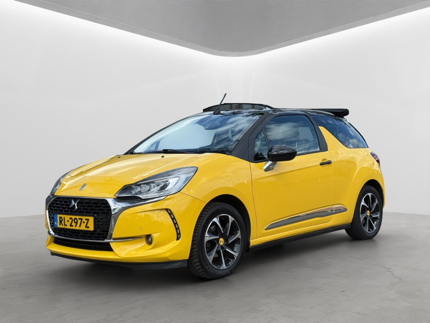 DS DS 3 Cabrio 1.2 PureTech So Chic Led Navi Leder NAP 2018 - voorkant