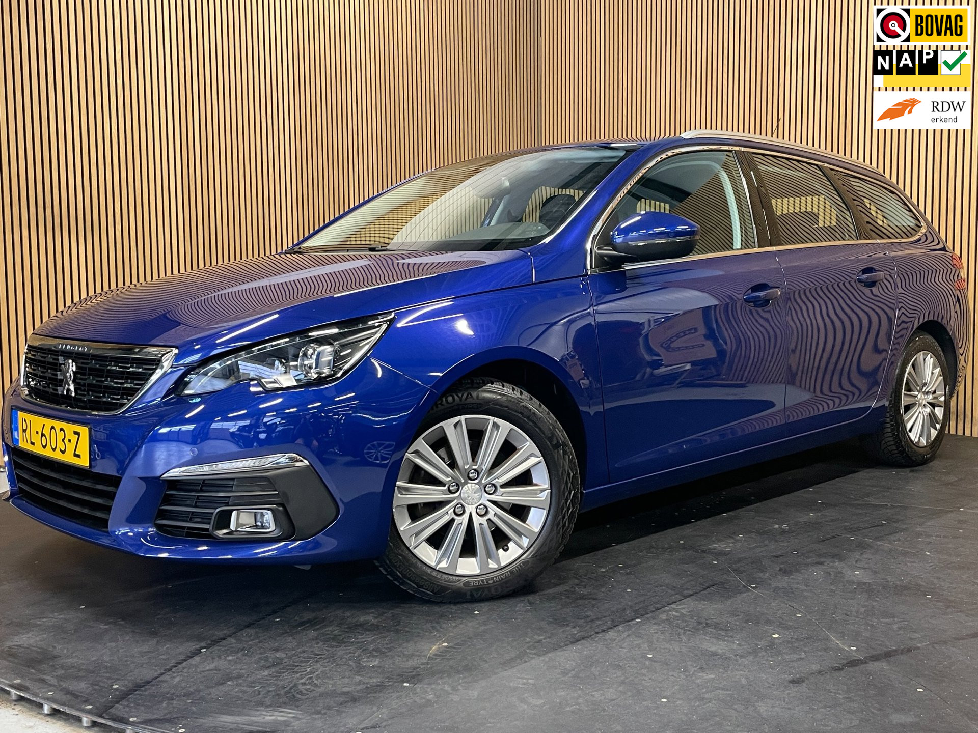 Peugeot 308 1.2 Allure|FULL OPTION|MASSAGE|AFN. TREKHAAK|NAVIGATIE|ANDROID|APPLE CARPLAY|CRUISE CONTROL|STOELVERW|LANE-ASSIST| 2018 - voorkant