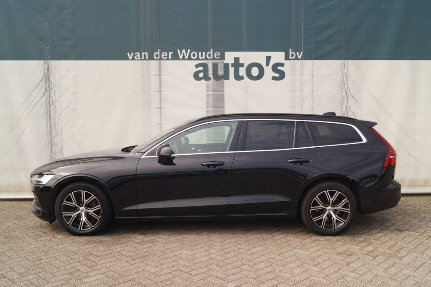 Volvo V60 2.0 B4 197pk Automaat Core -NAVI-ECC-LED-CAM- 2023 - voorkant