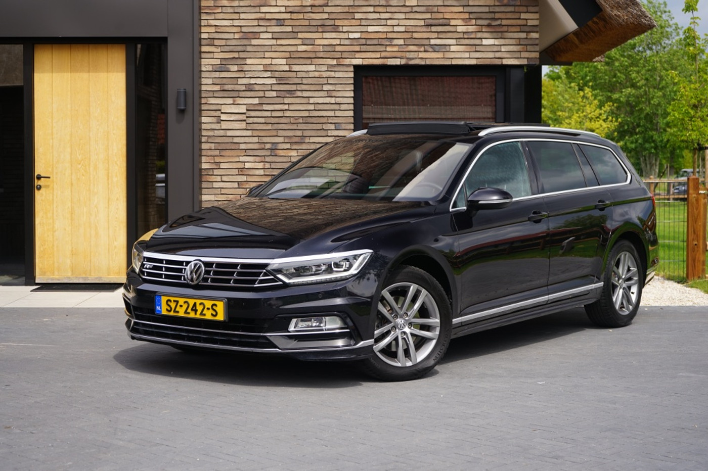 Volkswagen Passat 1.4 TSI Highline 3X R-Line Automaat Panoramadak 2018 - voorkant