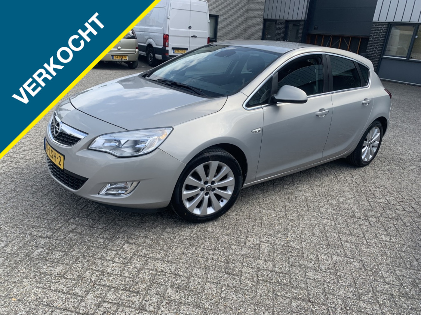 Opel Astra 1.6 Cosmo AUTOMAAT 2010 - voorkant