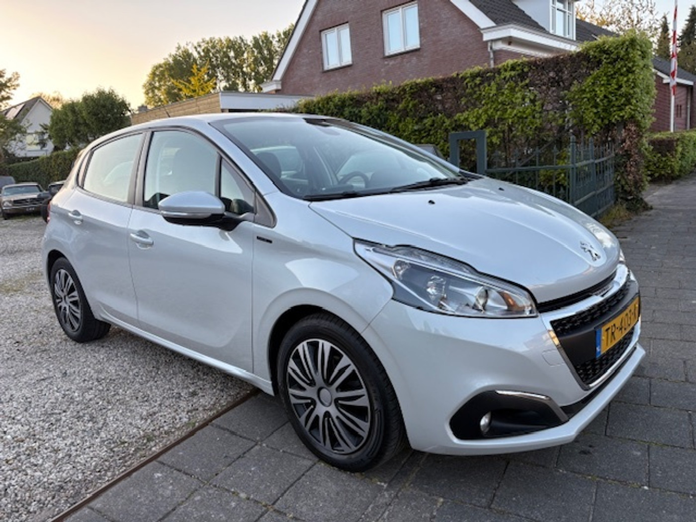 Peugeot 208 1.2 Signature Apple Carplay, LED, Parelmoer 2018 - voorkant