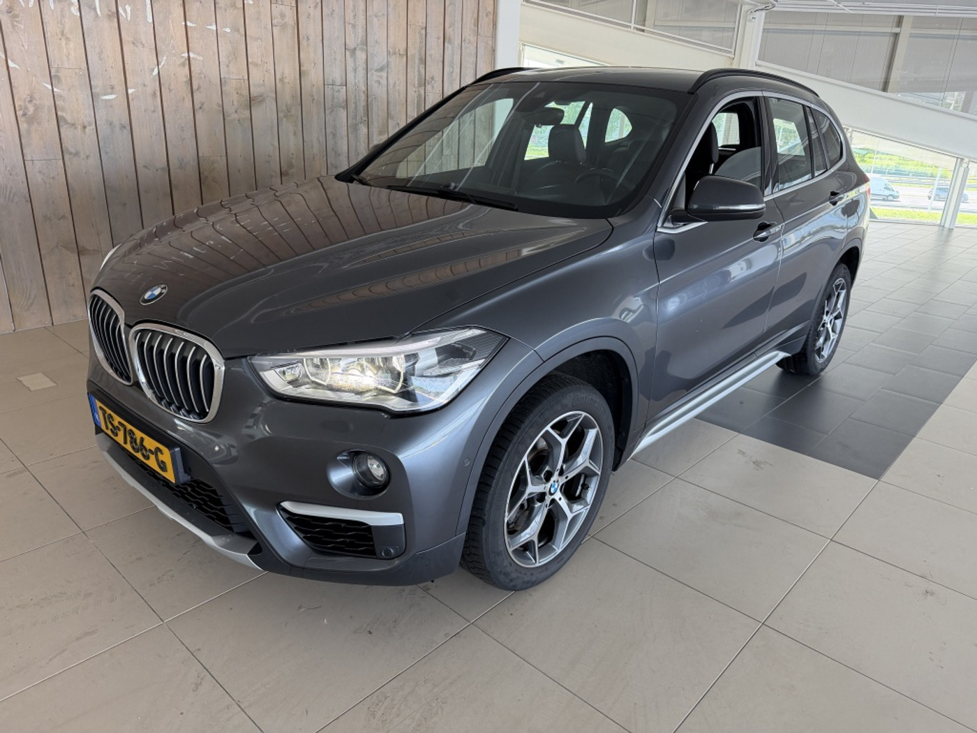 BMW X1 Sdrive20i sDrive20i Orange Edition II 2018 - voorkant