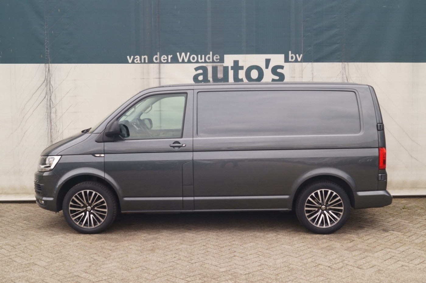 Volkswagen Transporter 2.0 TDI 150pk DSG L1-H1 Highline -LEER-PDC-CAM- 2018 - voorkant
