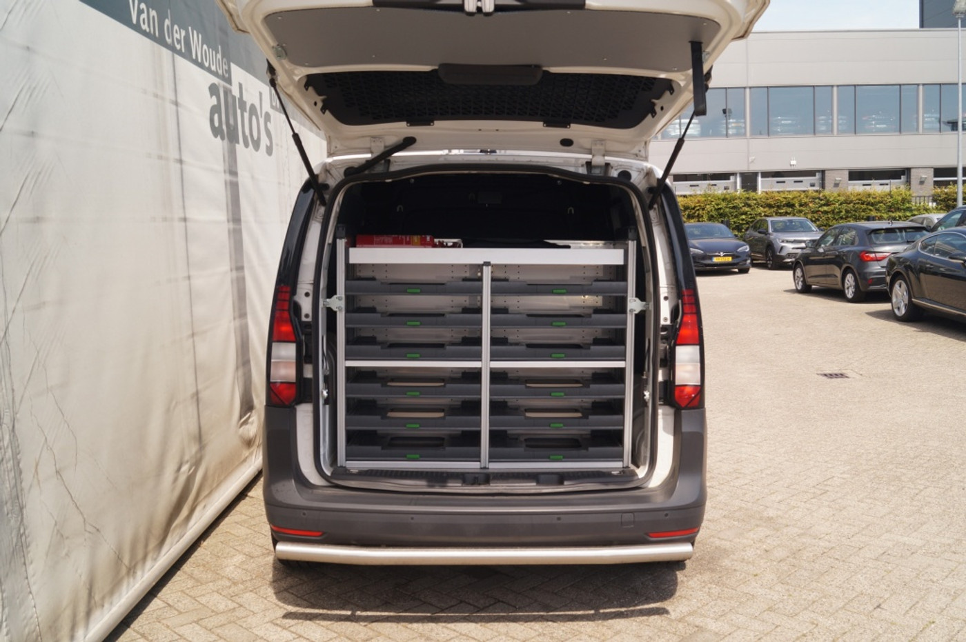 Foto van Volkswagen Caddy Modified Partition Wall