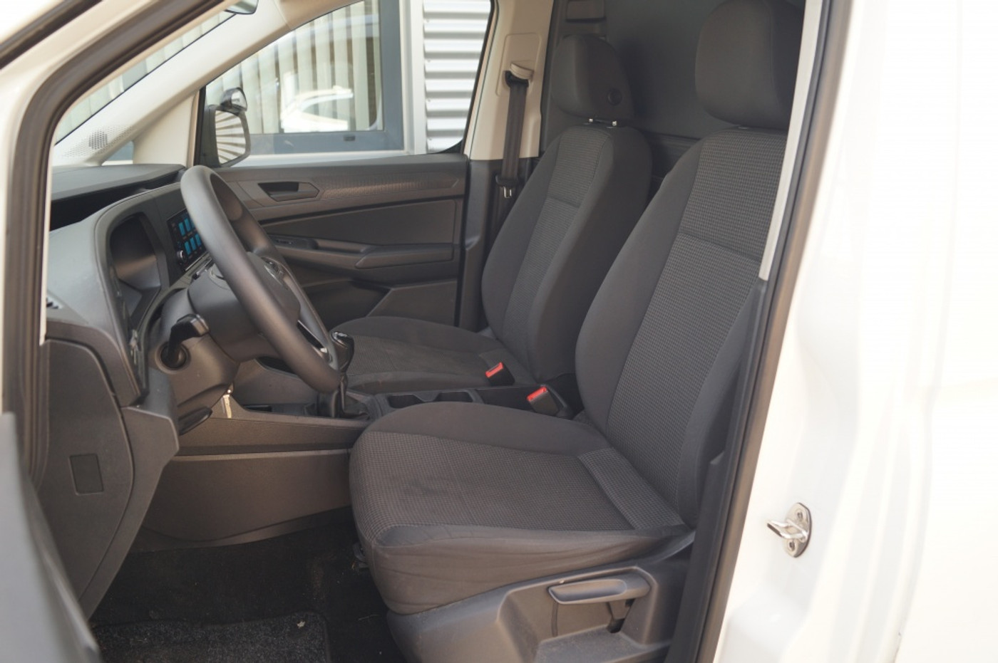 Foto van Volkswagen Caddy Modified Partition Wall