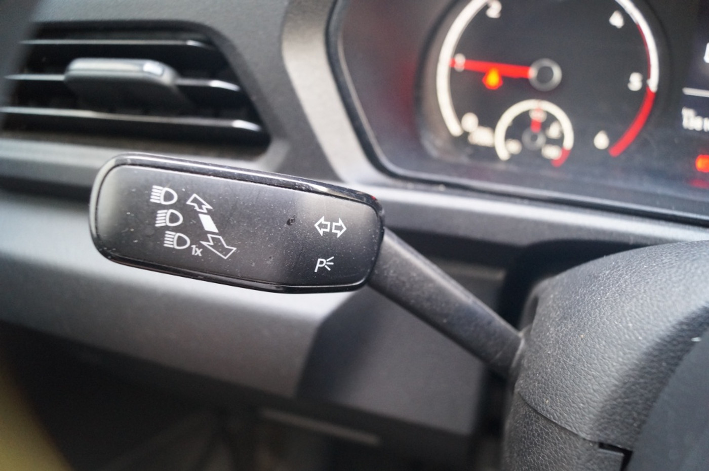 Foto van Volkswagen Caddy Modified Partition Wall