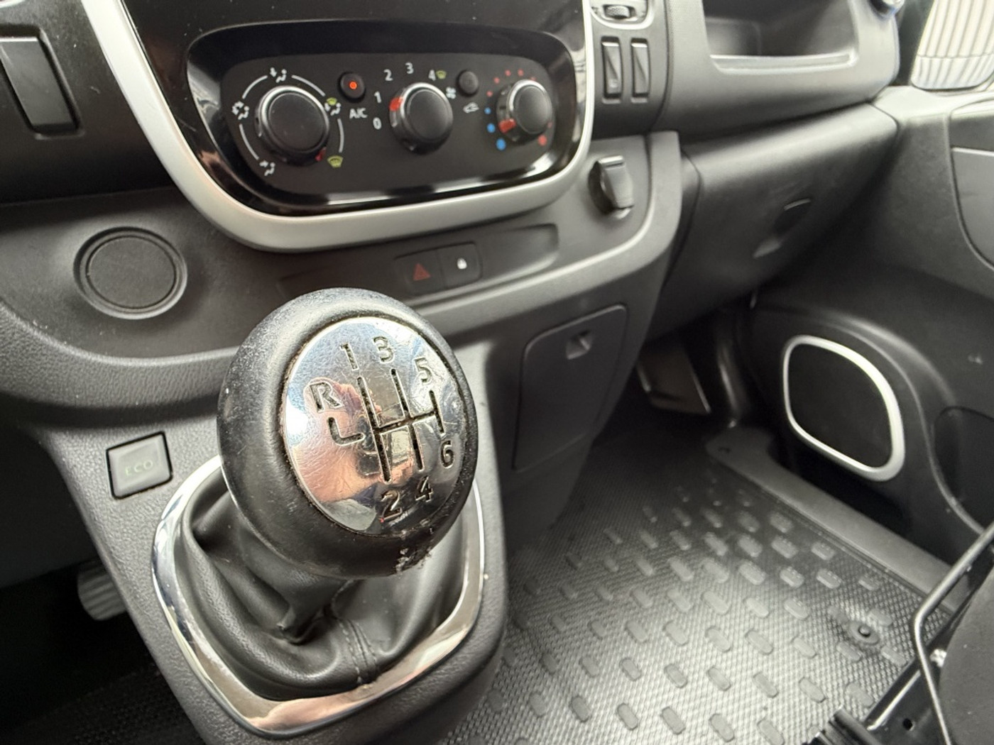 Foto van Opel Vivaro-b