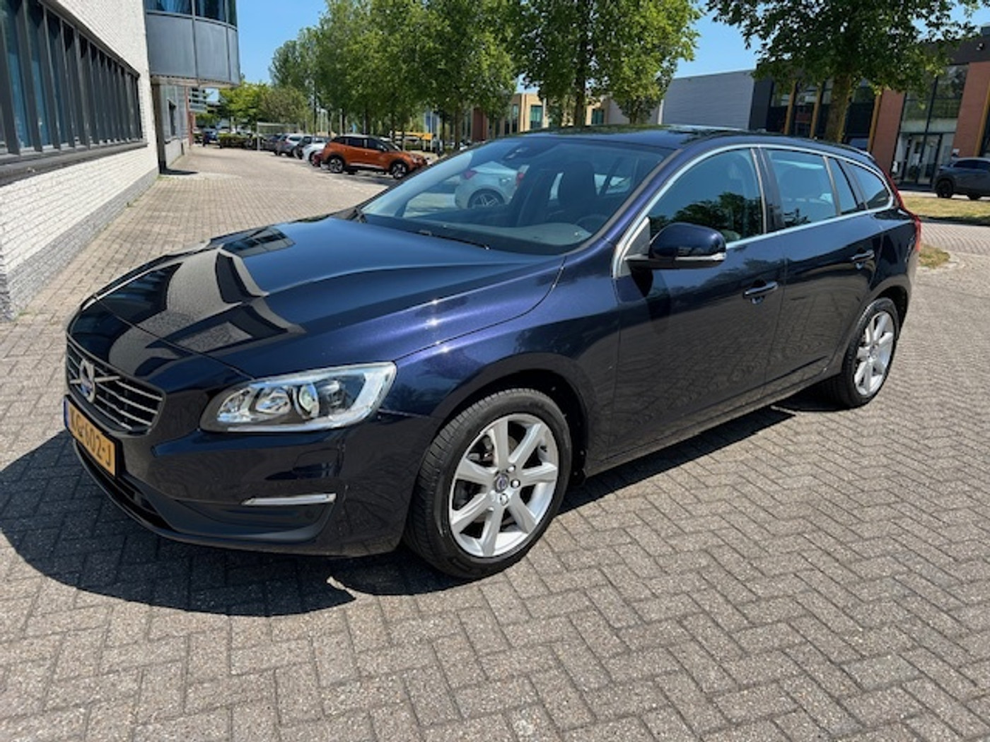 Volvo V60 1.5 T2 Kinetic NAVI CRUISE PDC STOEVW. 2016 - voorkant