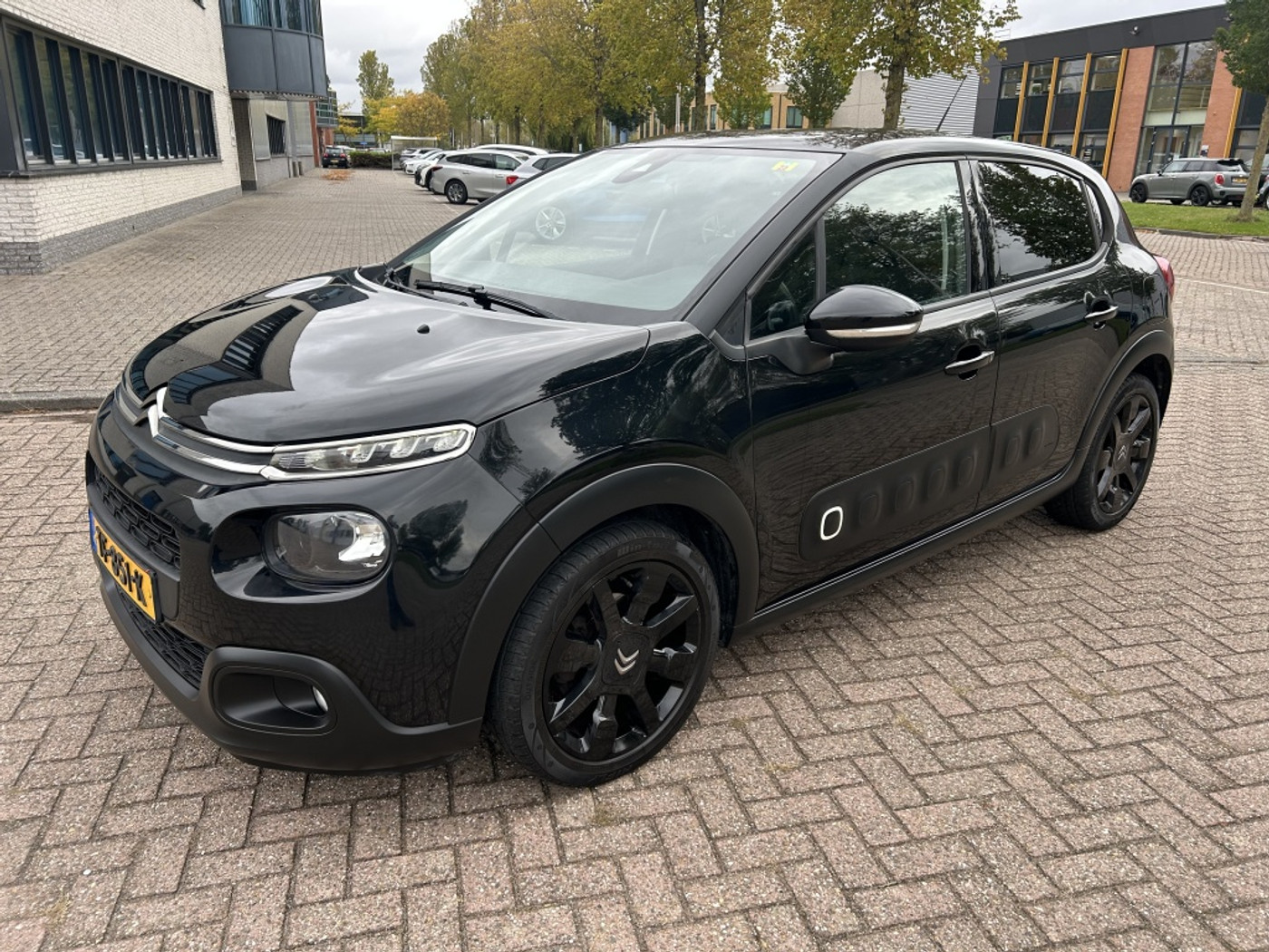 Citroen C3 1.2 PT S&S Shine AUT NAVI CARPLAY CAMERA DEALER! 2018 - voorkant