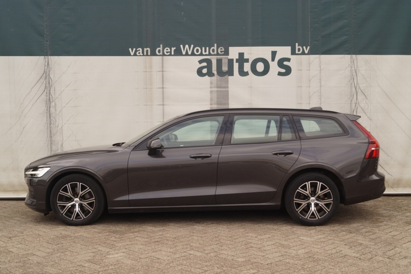 Volvo V60 2.0 B3 Essential 2023 - voorkant