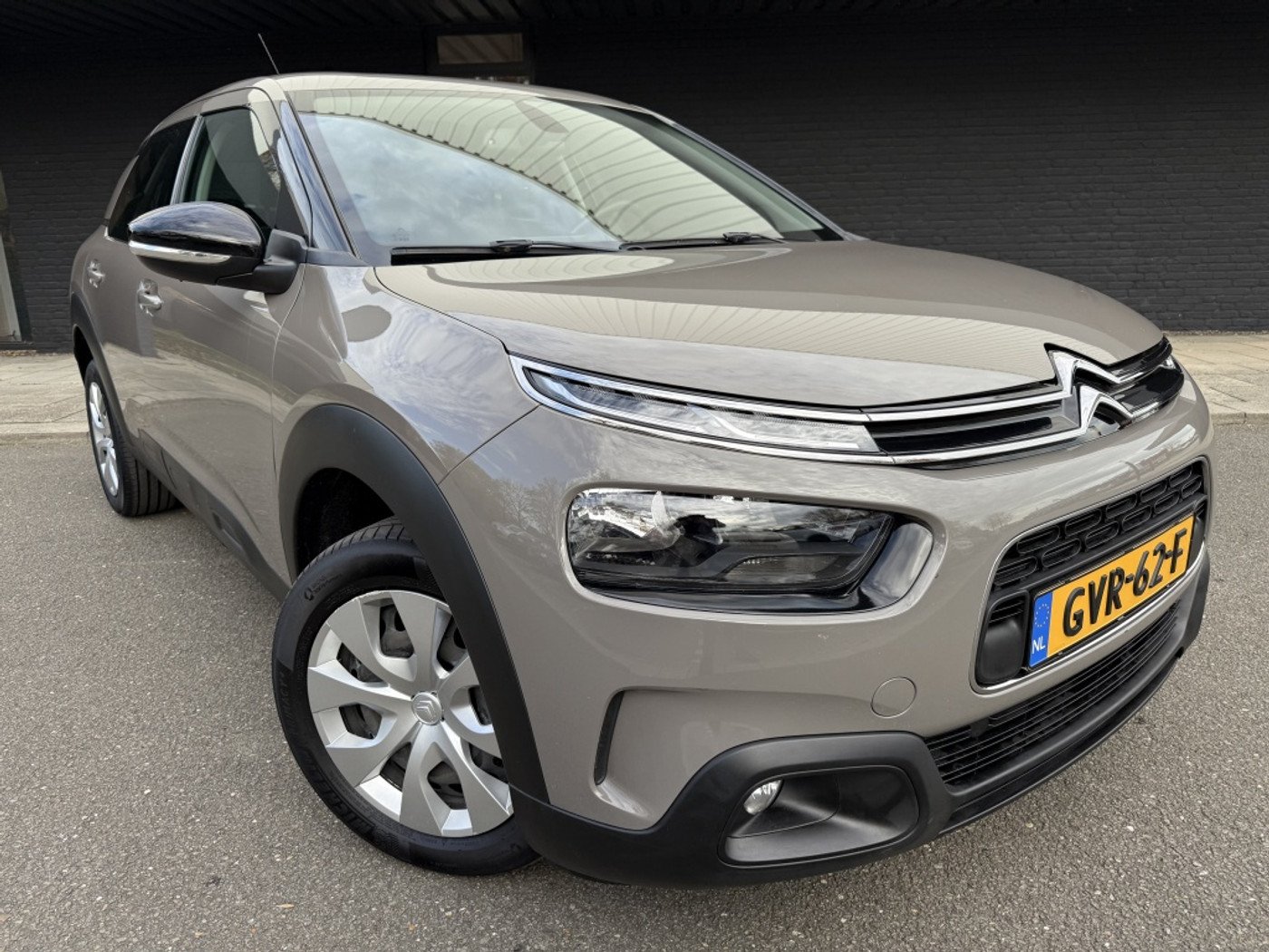 Citroen C4 Cactus 1.2 PureTech Shine 2018 - voorkant