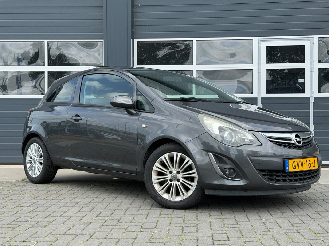 Opel Corsa 1.4-16V 2011 - voorkant