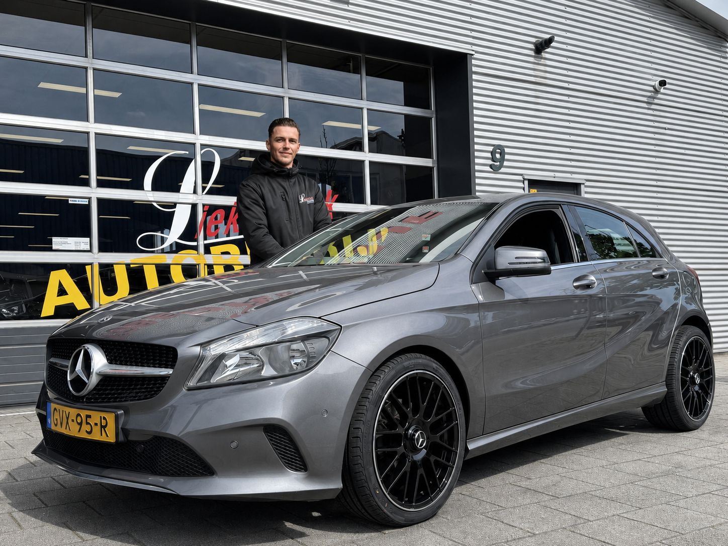 Mercedes-Benz A-klasse 180 BlueEfficiency URBAN - Navigatie I Airco I PDC I Sport interieur & 19 inch  Velgen I Dealer onderhouden 2018 - voorkant