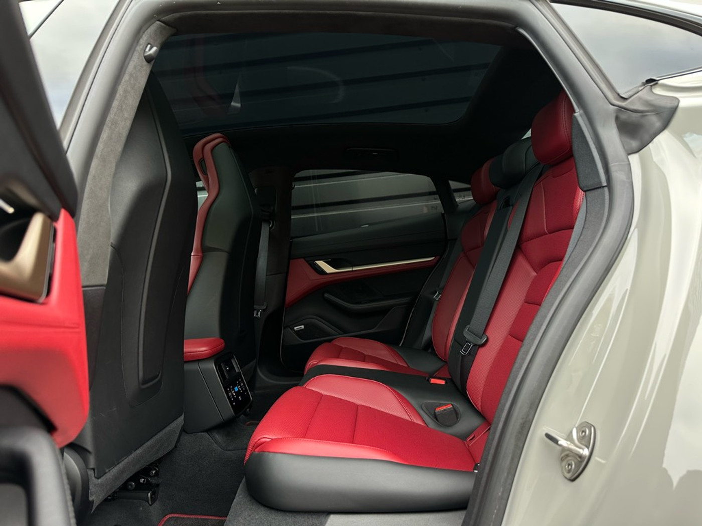 Foto van Porsche Taycan 4s