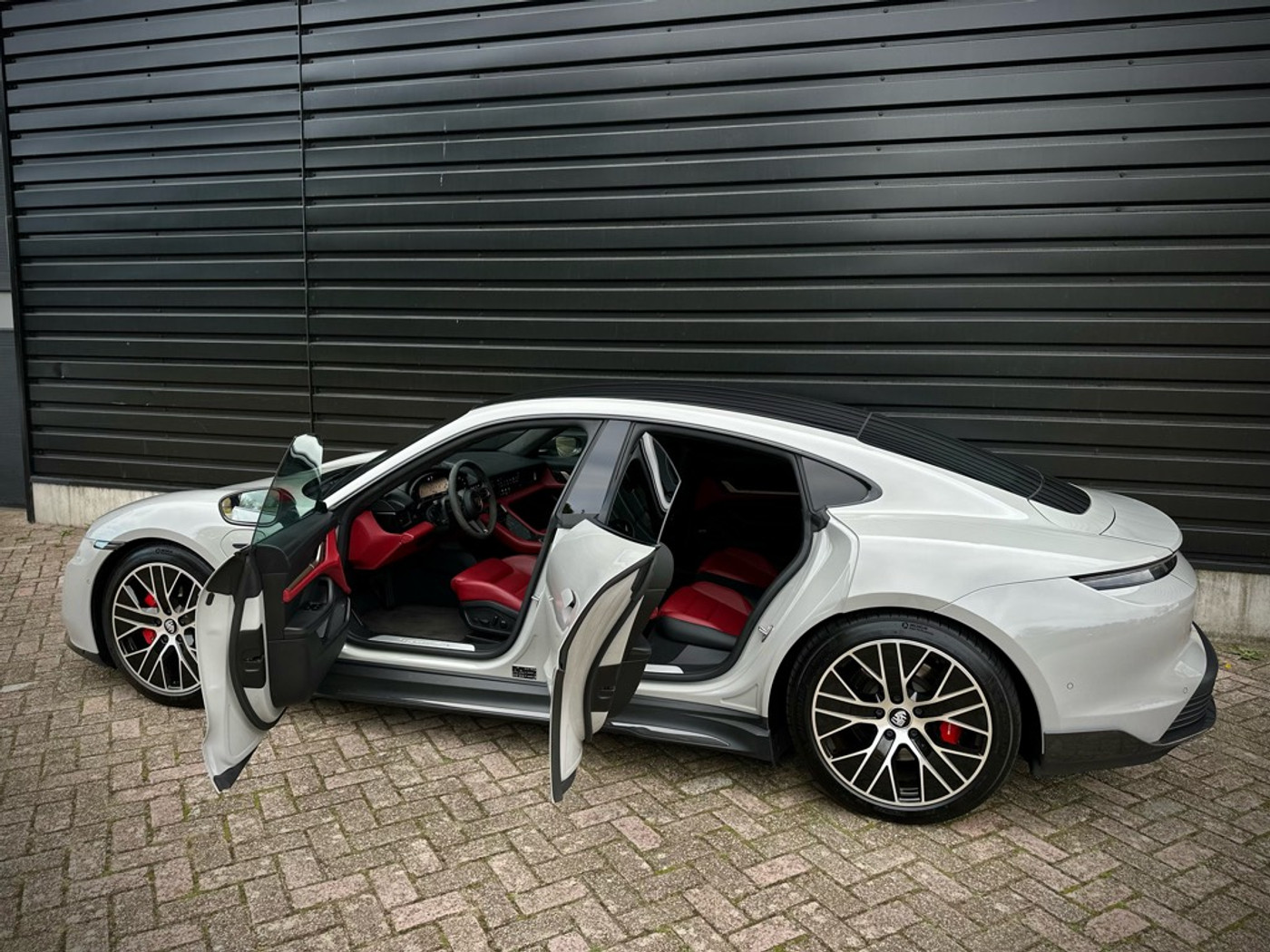 Foto van Porsche Taycan 4s
