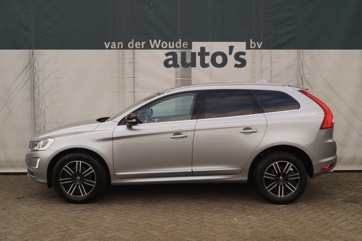 Volvo Xc60 2.0 D3 150pk Automaat Momentum -LEER-NAVI- 2017 - voorkant