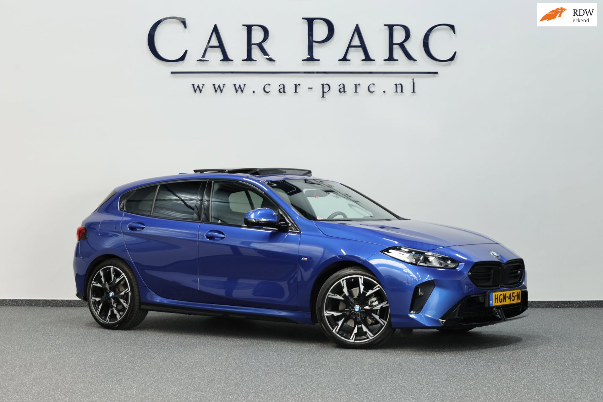 BMW 120 120i M-SPORT 170+PK LASER/VIRTUAL/SFEER/PANO/HUD/HARMAN/HALF LEDER+S.VERWARMING+MEMORY/360/ACC/ECC/FABRIEKSGARANTIE! 2025 - voorkant