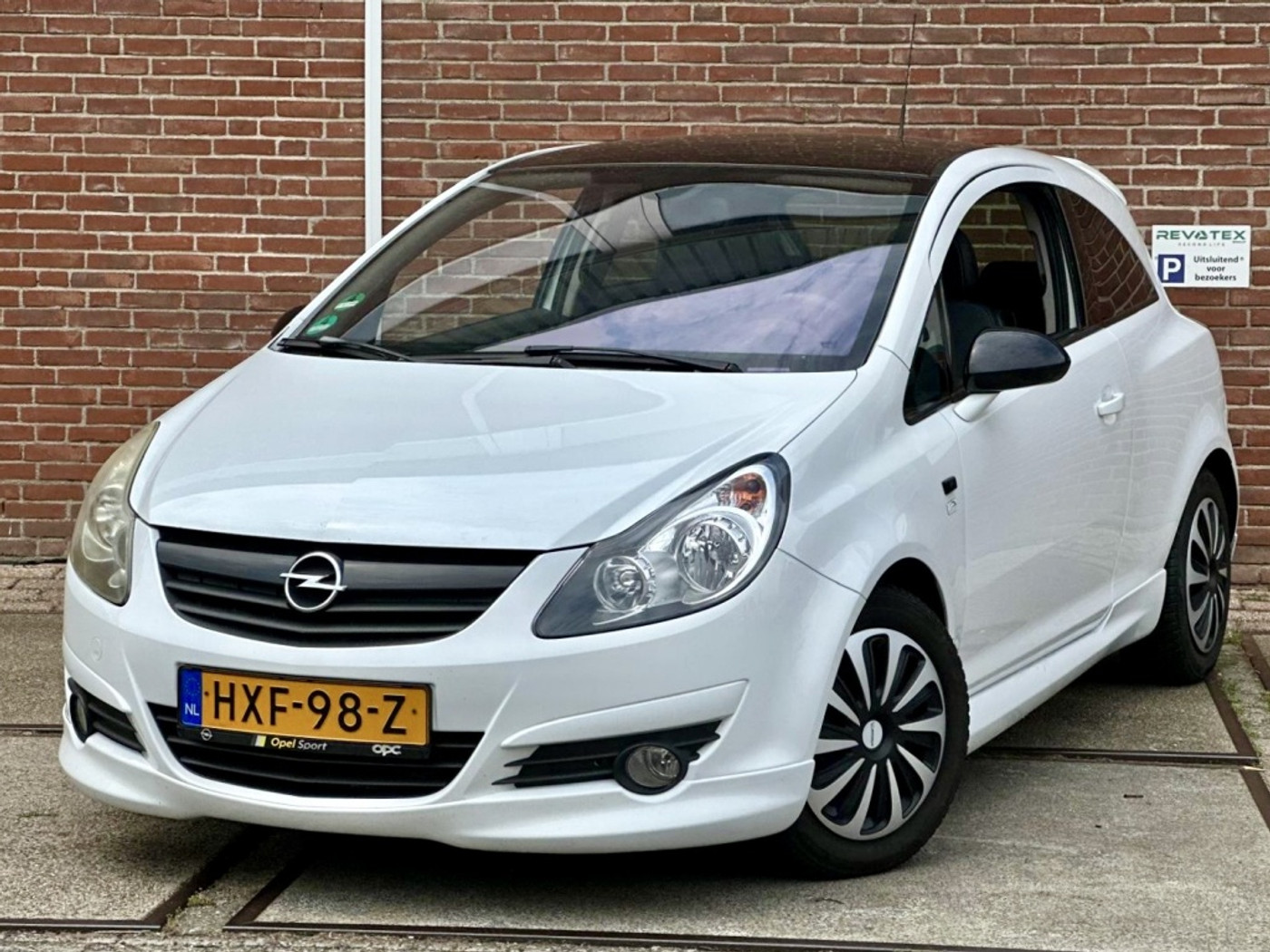 Opel Corsa 1.4-16V Sport 2008 - voorkant
