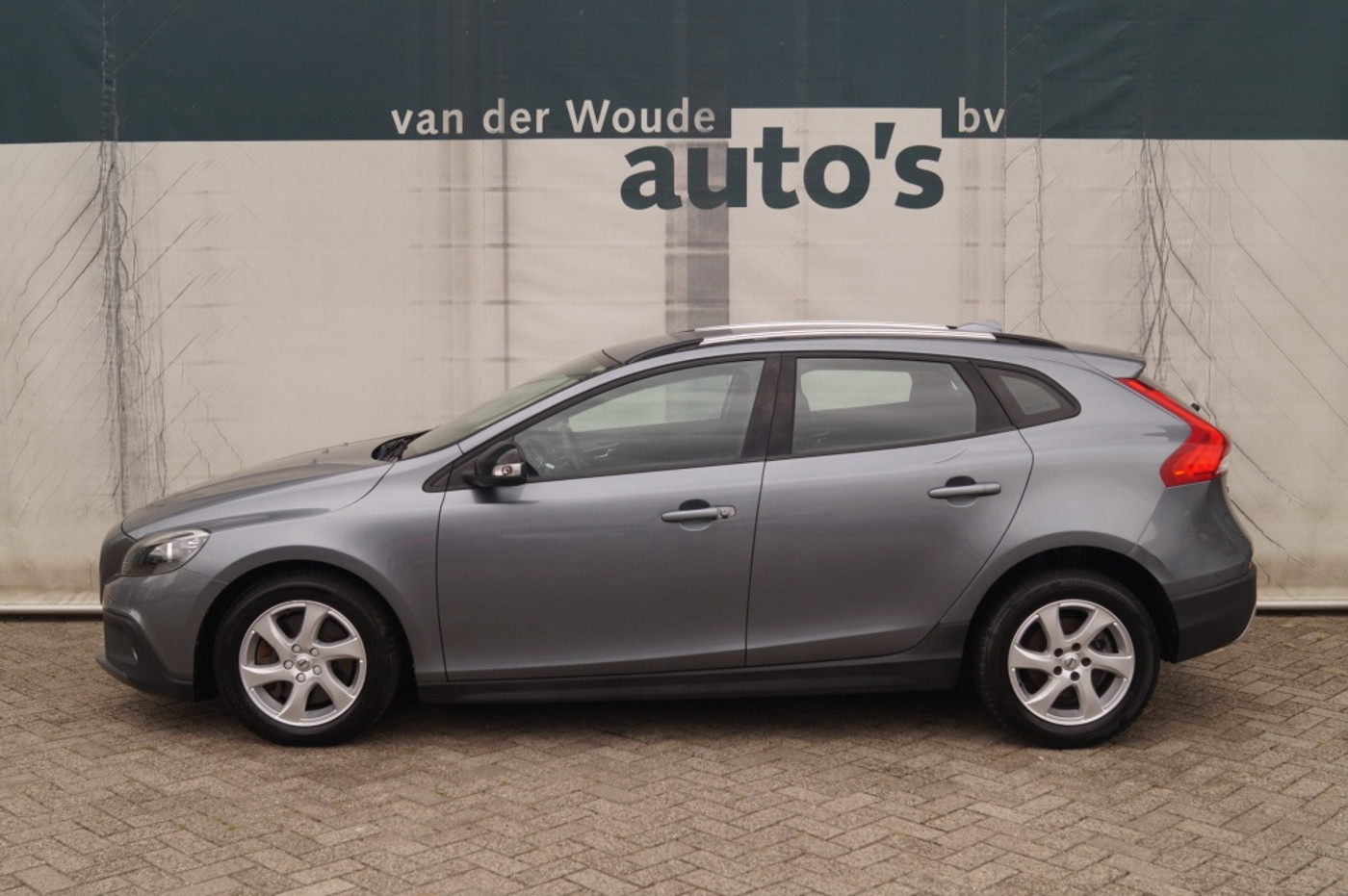 Volvo V40 Cross Country 2.0 D2 120pk Kinetic -NAVI-PDC-AIRCO- 2018 - voorkant