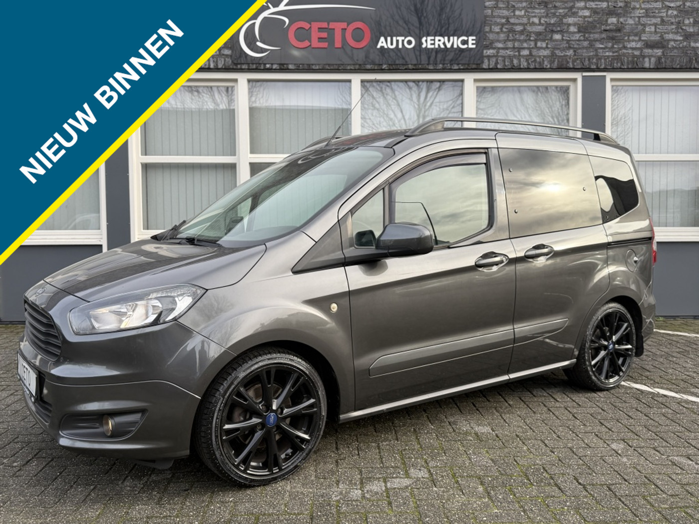 Ford Tourneo Courier 1.0 Titanium trekhaak 2017 - voorkant