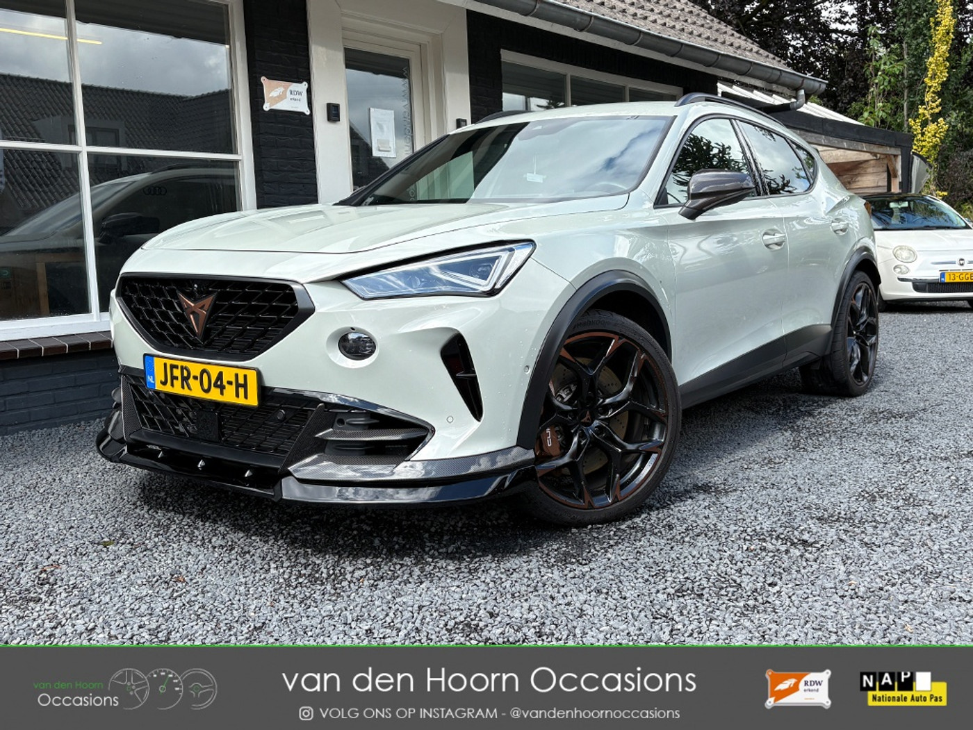Cupra Formentor VZ5 2.5 390 PK | TAIGA GREY EDITION | No 295/999 | CARBON 2023 - voorkant