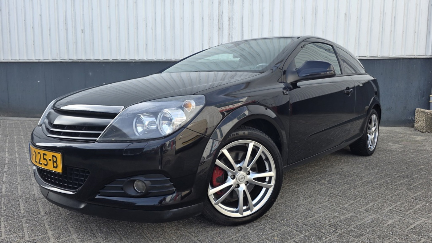 Opel Astra GTC 1.6 T Cosmo 2010 - voorkant
