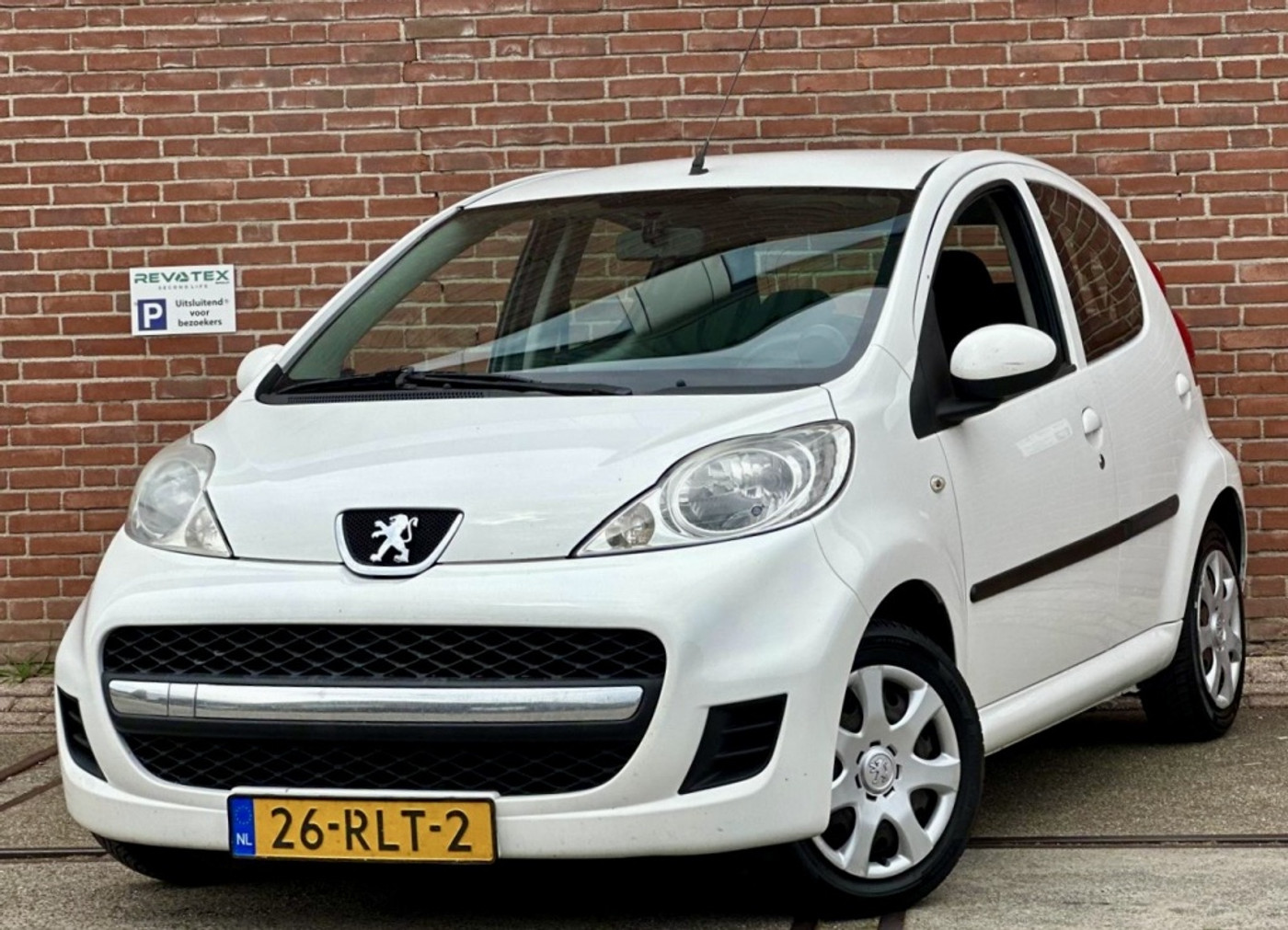 Peugeot 107 1.0-12V XS 2011 - voorkant