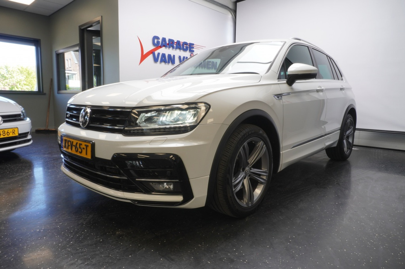 Volkswagen Tiguan 1.5 TSI ACT Highline Business R-line 19'' LED Carplay 2019 - voorkant