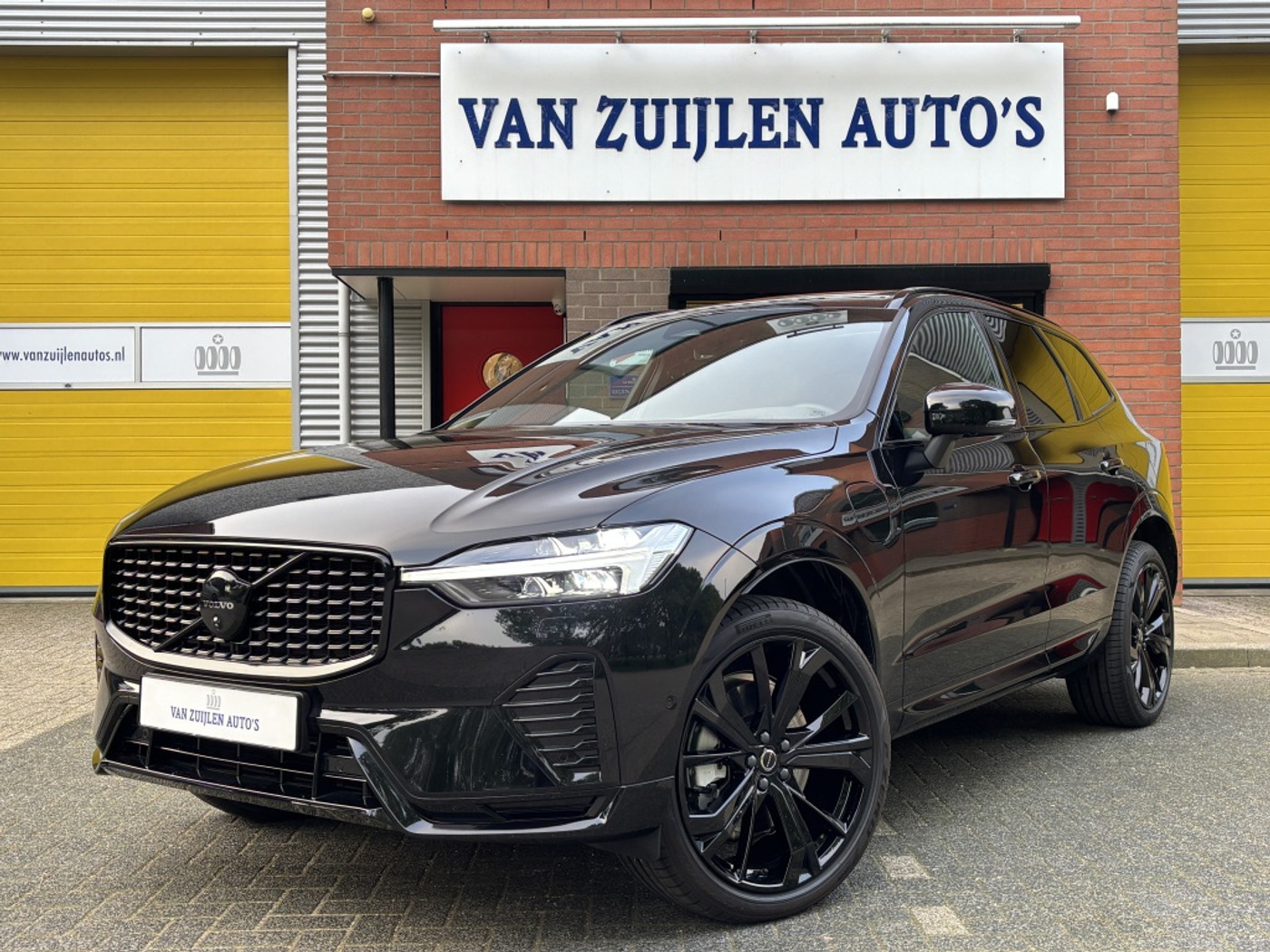 Volvo Xc60 T8 AWD 457pk Black Edition Plus Panorama 21'' Head-up HK 2025 - voorkant