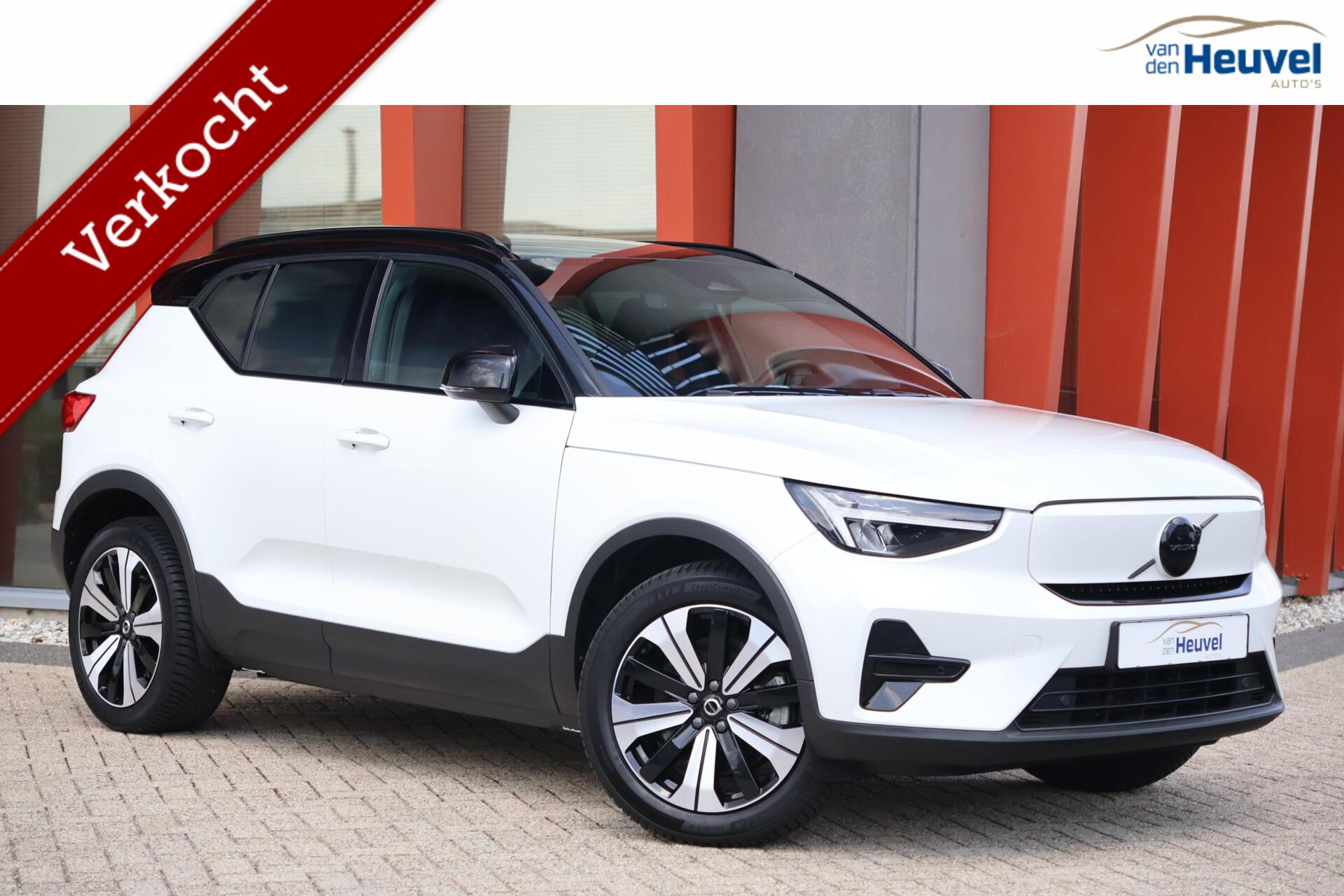 Volvo XC40 Recharge R Design 70 kWh | Stoelverwarming | Parkeercamera | Full Electric | Glossy Black 2023 - voorkant