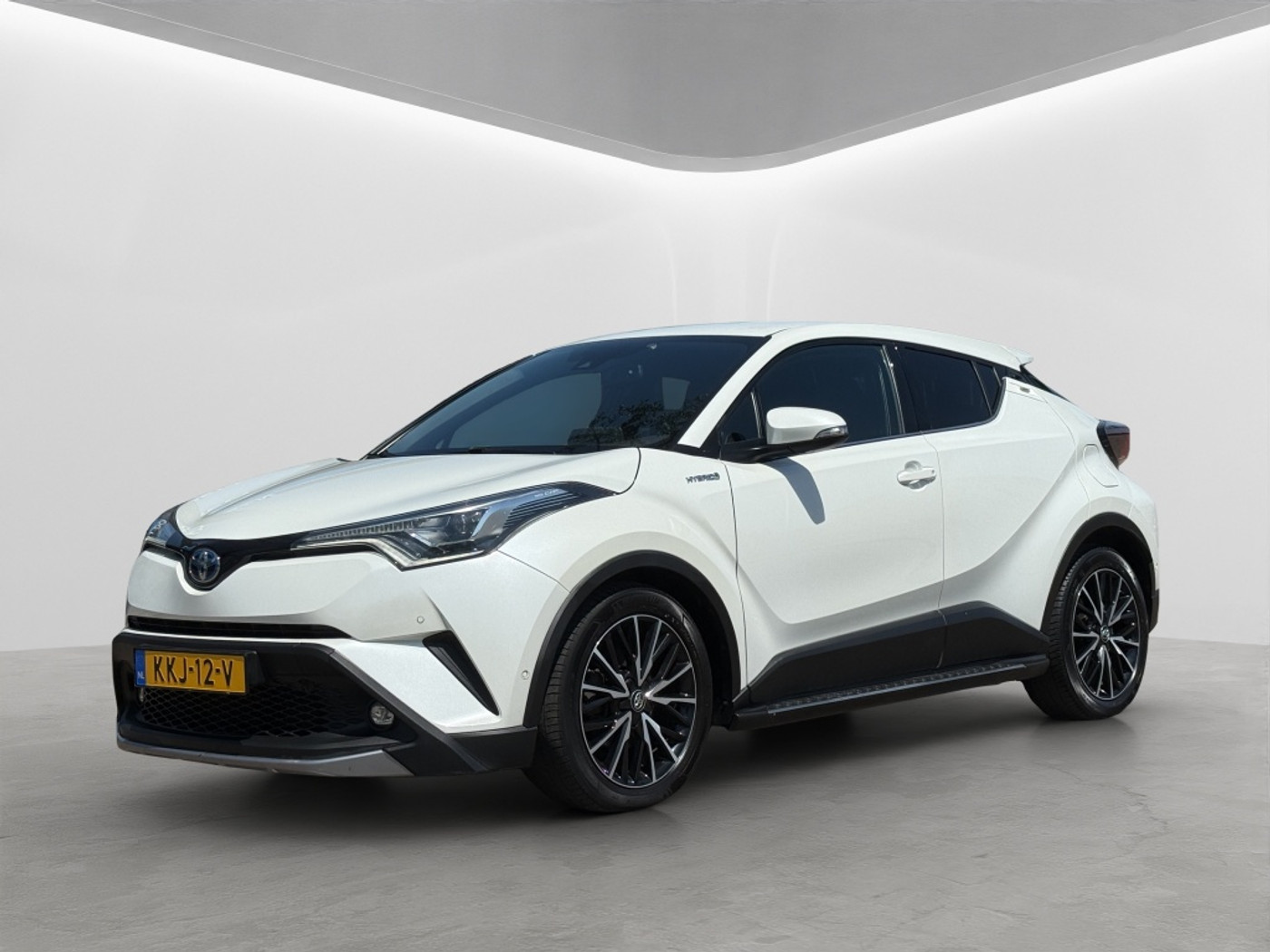 Toyota Toyota C-hr 1.8 Hybrid Executive LED PDC Navi Dealer onderhouden 2019 - voorkant