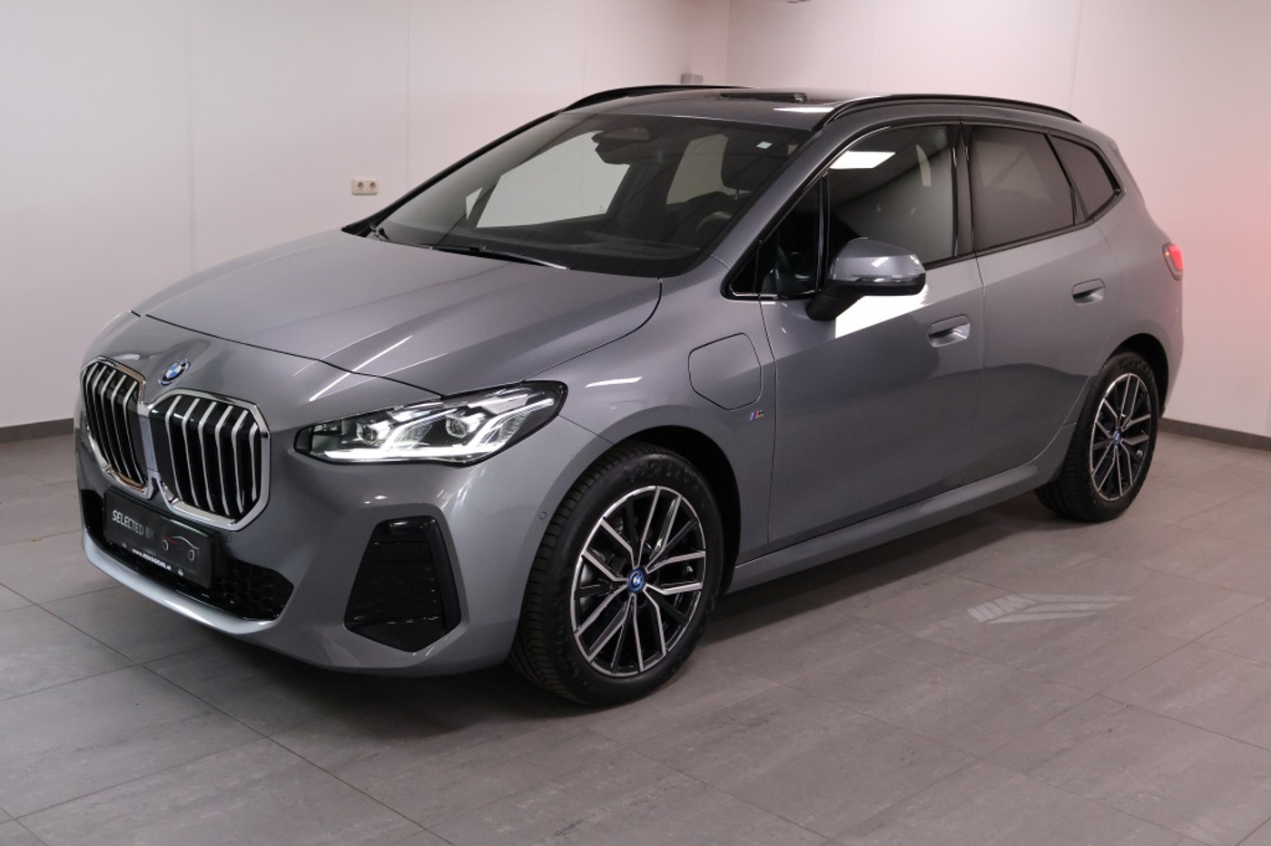 BMW 225e xDrive Active Tourer 225e xDrive | M-Sport | Pano | HUD 2025 - voorkant