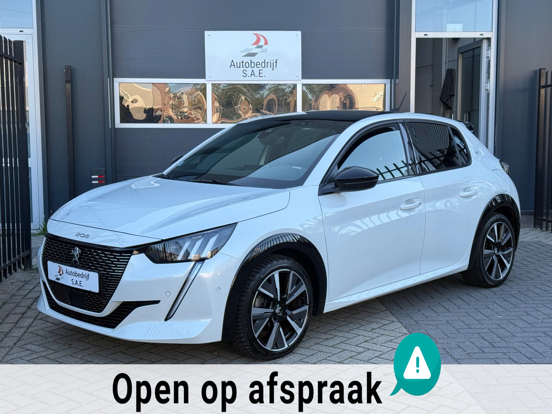 Peugeot 208 1.2 PureTech GT-Line CARPLAY PANO COCKPIT CAMERA AUTOMAAT 2021 - voorkant
