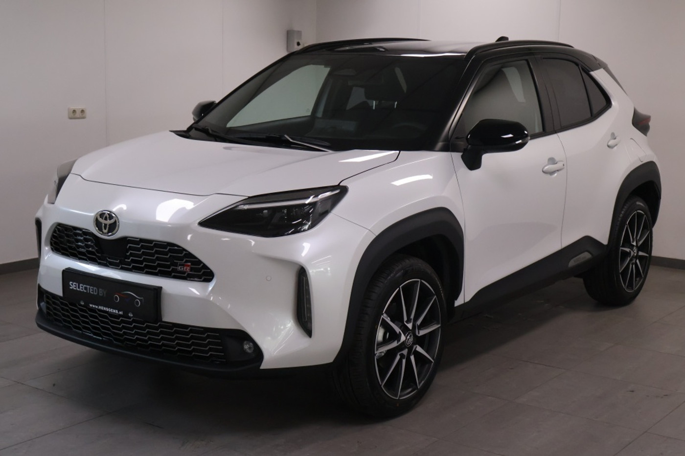 Toyota Yaris Cross 1.5 Hybride 130 GR Sport | Two-Tone | Plus Pack 2026 - voorkant